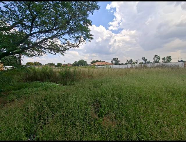 1,018M² VACANT LAND FOR SALE IN KOOKRUS
